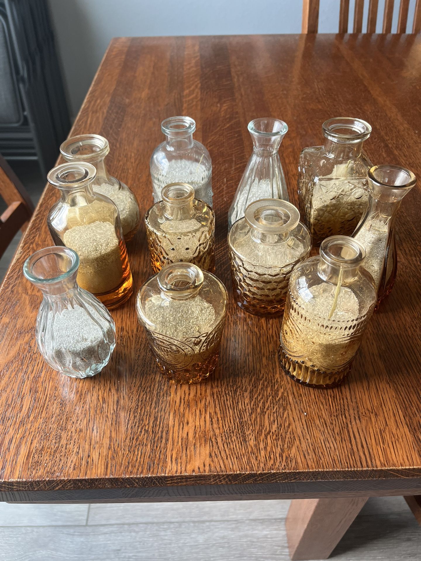 Approx 50 Eclectic Amber And Clear Small Vases And Pompous Grass