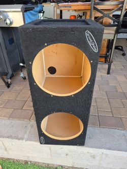 Dual 12" subwoofer box in very good condition