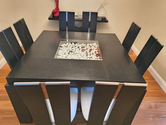 Pristine condition dining table and chairs
