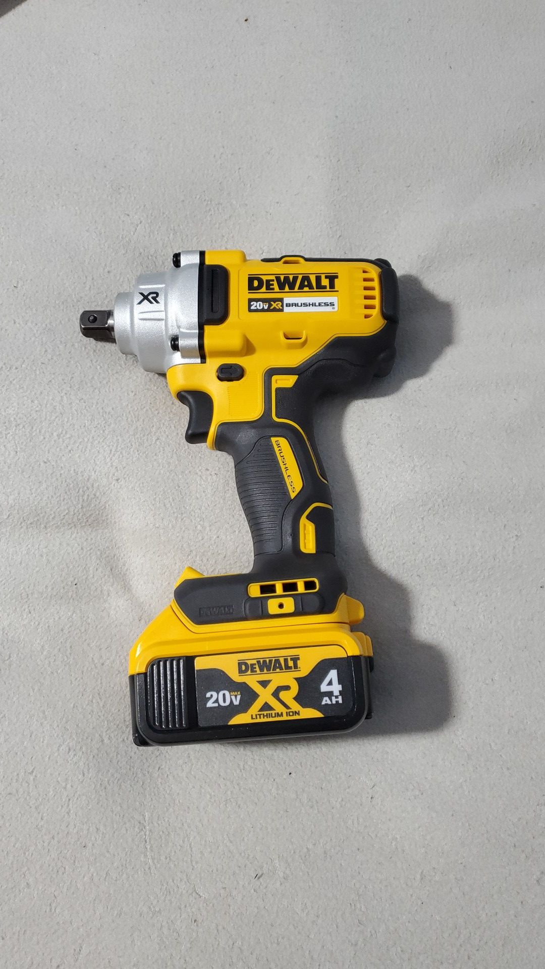 Dewalt 20V Max XR Bueshless 1/2in Impact Wrench. With 2 new 4Ah Batteries. All new unused. Firm