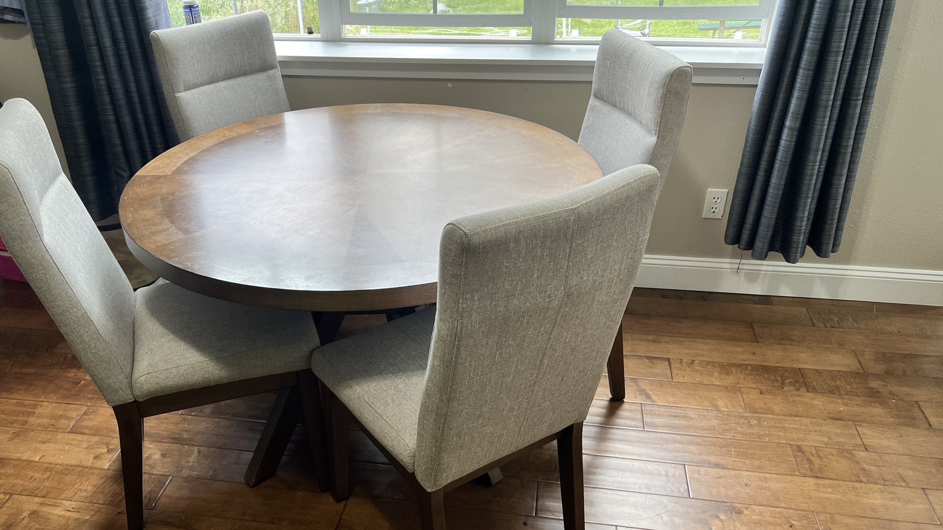 table With 4 Chairs almost new