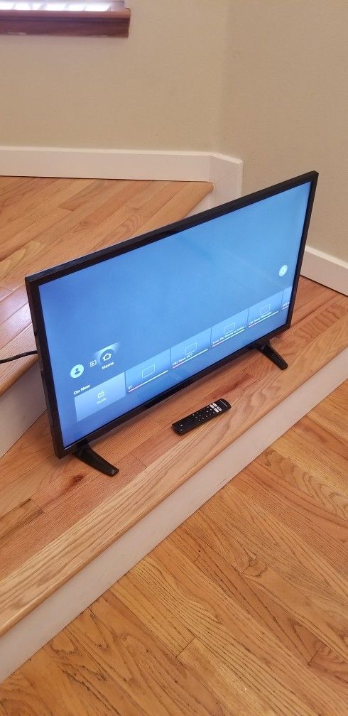 NEW cond INSGRANIA 40 INCHES TV WITH REMOTE CONTROL , WORKS EXCELLENT , IN THE BOX , SMART TV