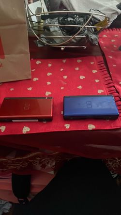 2 Nintendo DS lites  READ DESCRIPTION