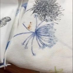 $10)blueand white butterfly tablecloth with placemats and napkins