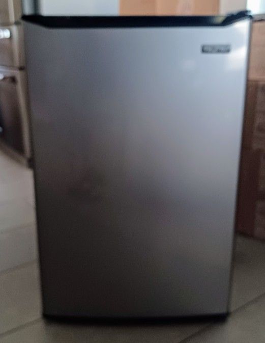 Magic Chef Mini Refrigerator 4.5 Cu.Ft. • Like New
