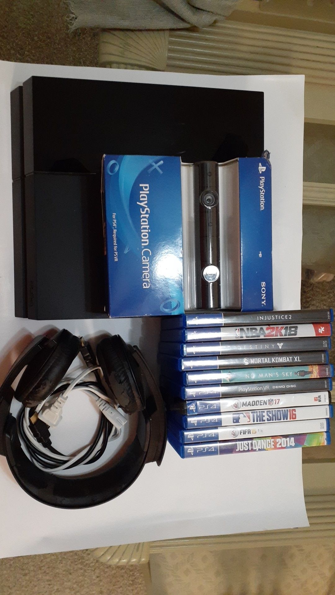 Sony ps4 comes with consoles + 10 game + headphone + camera