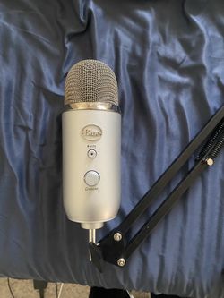 Blue yeti microphone with stand