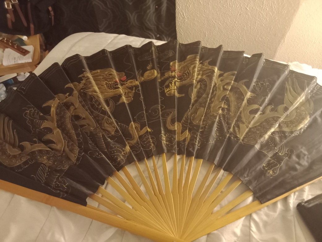 Wall fan fighting dragons decoration .. $10.00 obo