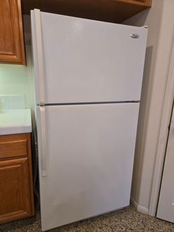 Whirlpool Top-Freezer Refrigerator White