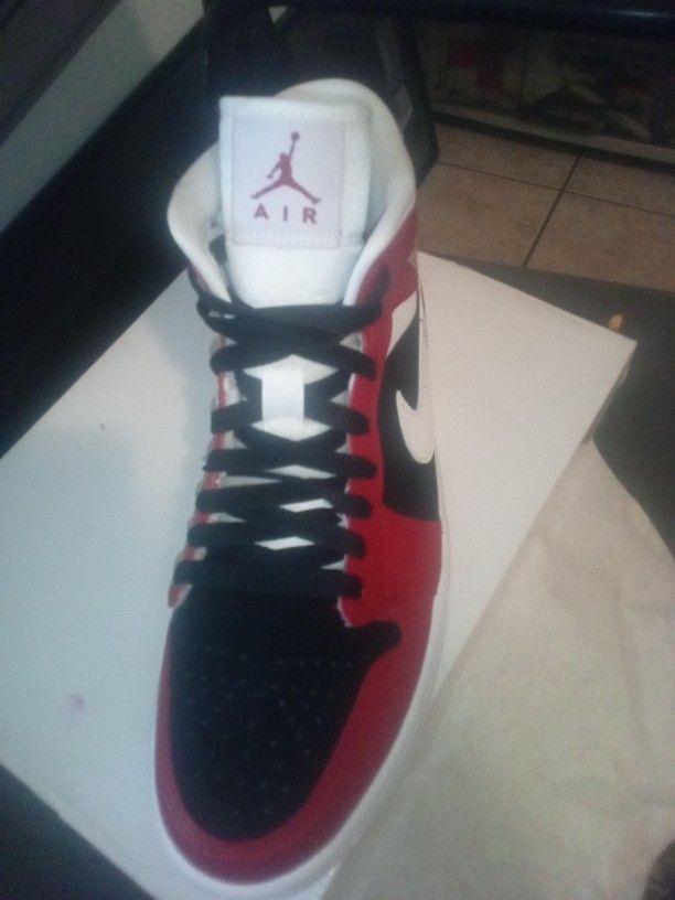 Jordans 1 Medium female