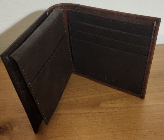 Levi’s Men’s Wallet | Slim Leather Style | Pickup 77015 Today