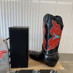 Giant decorative fiberglass cowboy boot pick up In Orting 