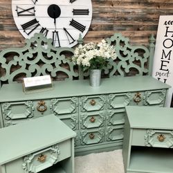 Beautiful Modern Style King Dresser Set
