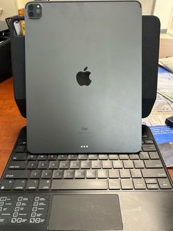 Apple iPad Pro 12.9 (5th Gen) 256gb with keyboard/pencil