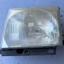 Toyota Tacoma PreRunner 2000 Headlight 