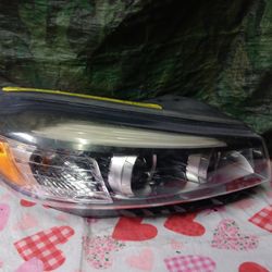 2016-18 Kia Sorento Right Headlight 