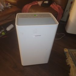 New 50-pints Hisense Dehumidifier In Excellent Working Condition 