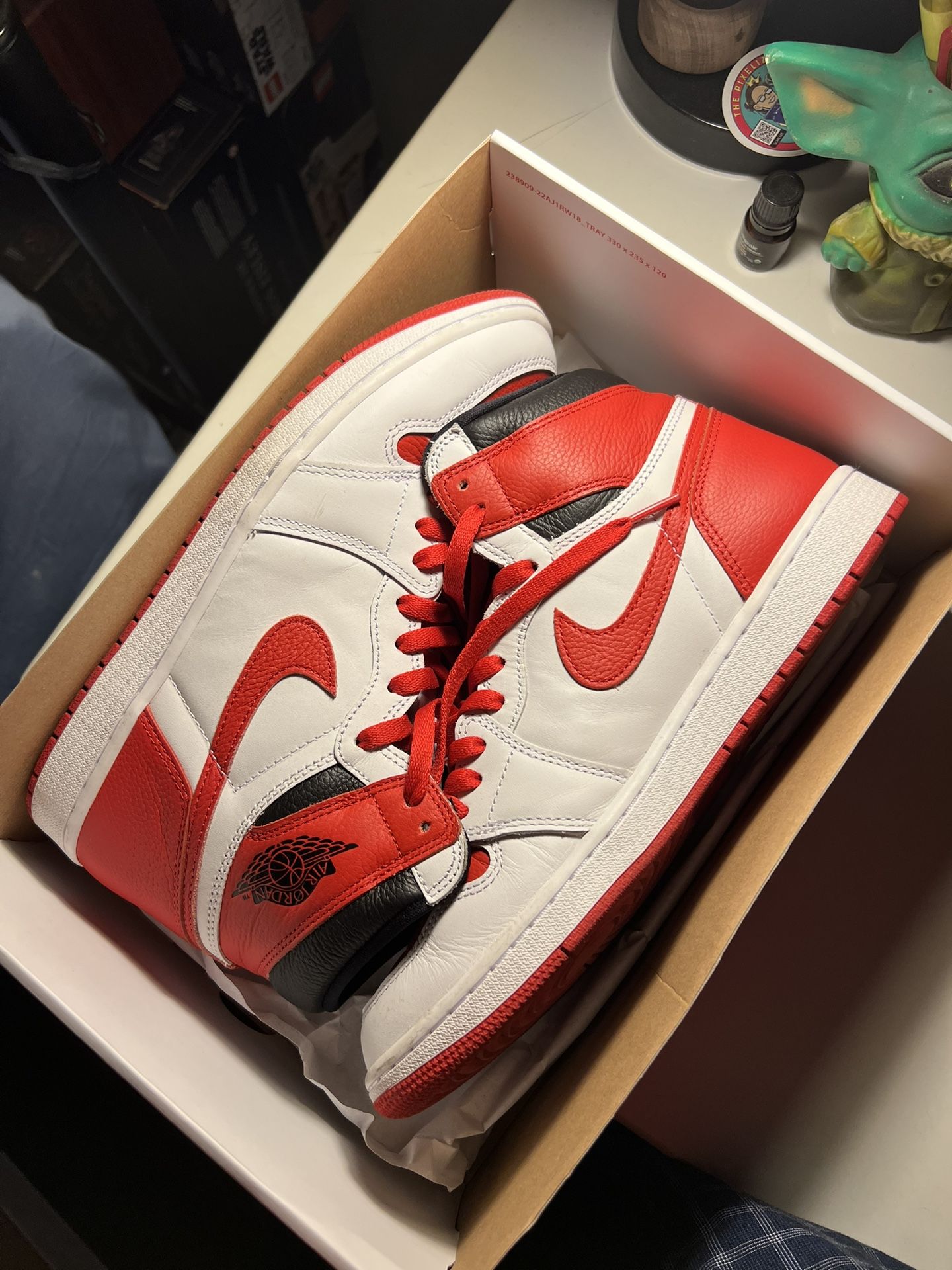 Jordan 1 retro high red and white size 11