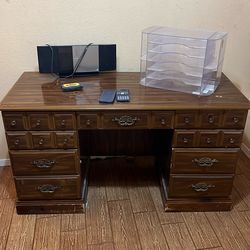 Beautiful Desk With All Drawers In Working Order