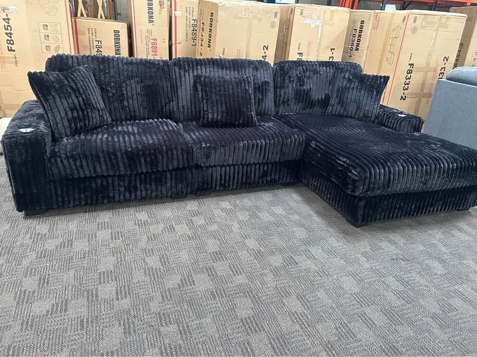 Comfy black sectional w/ cupholders 