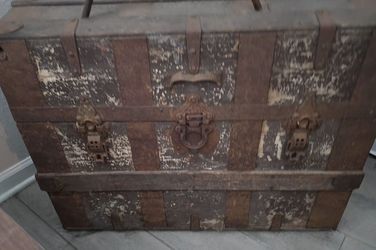 Antique Steamer Trunk / Flat-Top Travel Trunk (Circa 1890–1910)