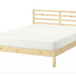 Cama queen y colchon de ikea y mueble de noche