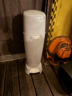 Diaper genie with foot lever open