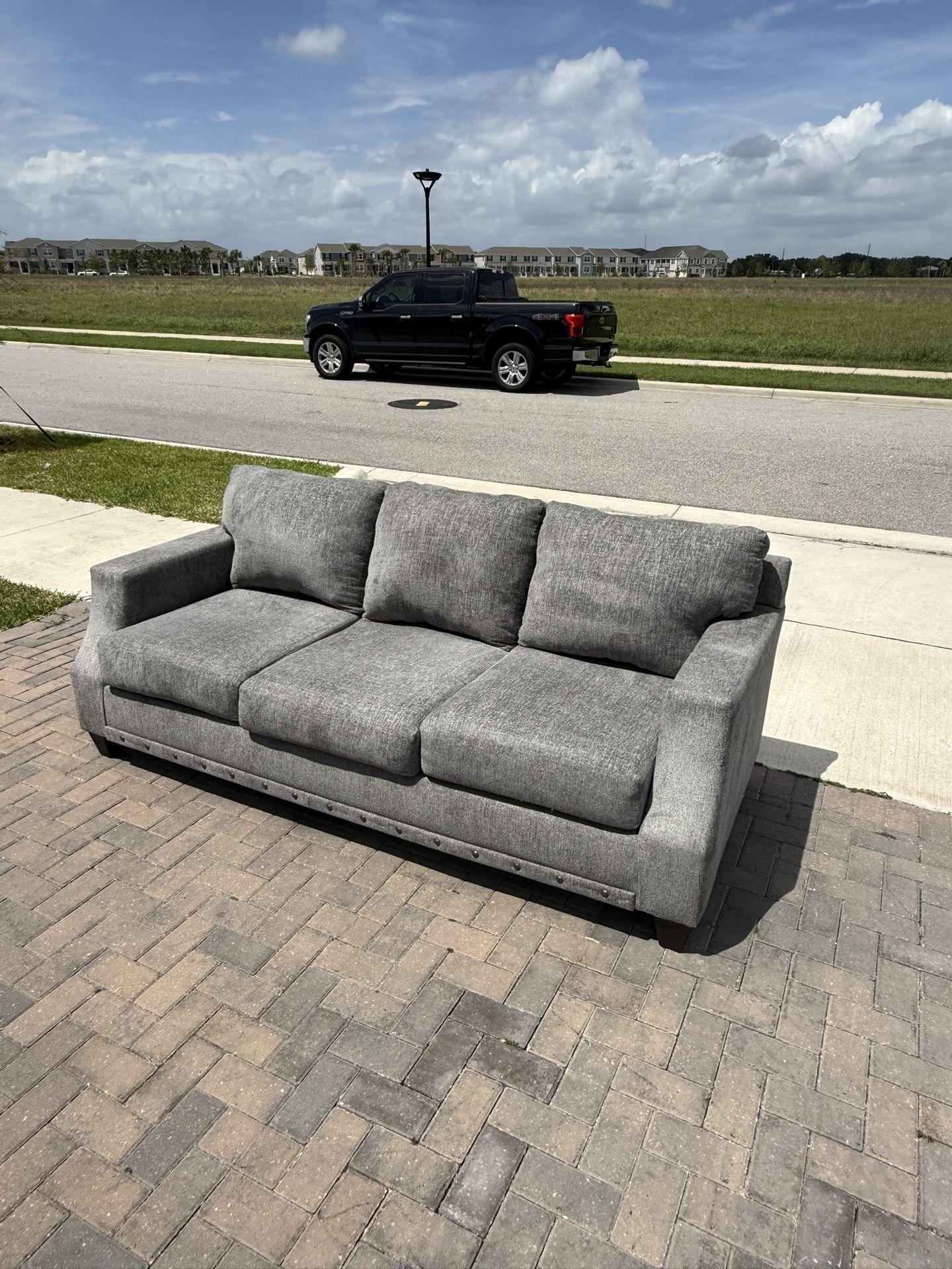🛋️Broyhill Fabric Couch - Delivery Available