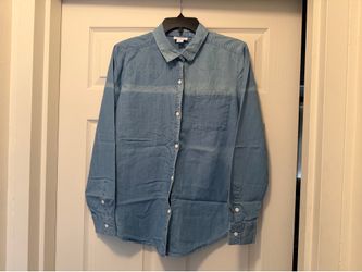 Liz Claiborne shirt features a light indigo wash and a single chest pocket