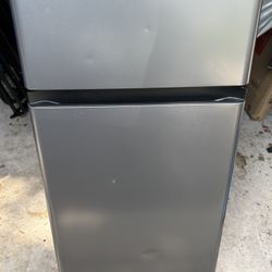 Hisense 4.4 Cu Ft Mini Fried With Freezer. Energy Star
