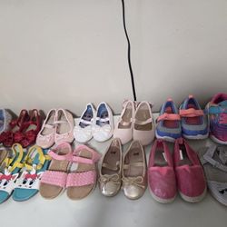 Toddler girls shoes #8, $5 each/Zapatos para niña pequeña, #8, $5 c/u