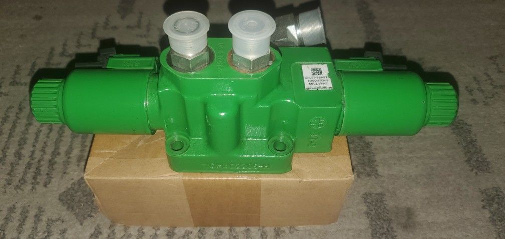 JOHN DEERE HYDRAULIC CONTROL VALVE