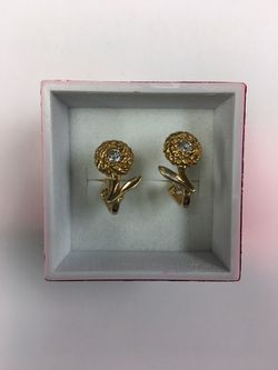 14kt Yellow Gold Diamond Flower Earrings