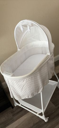 Baby white bassinet