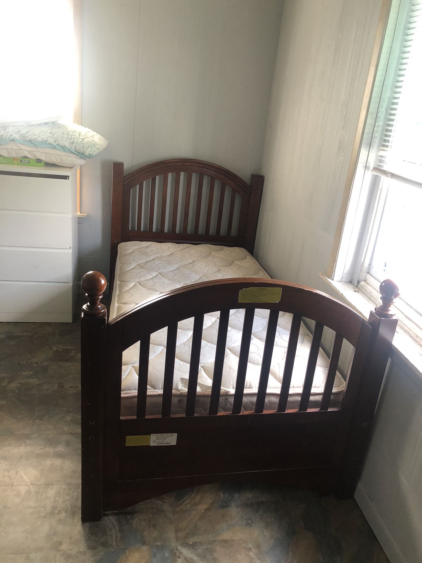 Twin bed/mattress/box spring trading only read info section for Sale