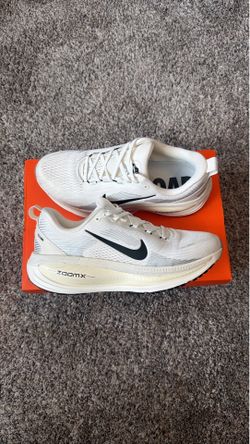 MEN Size 8: Nike Vomero 18