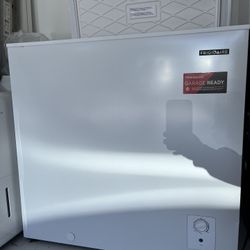 Frigidaire 7.0 cu ft Chest Freezer – Garage Ready, Like New