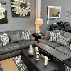 Sofa & Loveseat W Pillows