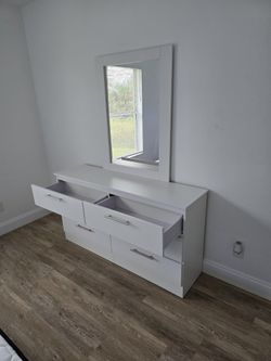 Dresser With Mirror 