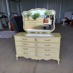 Beautiful Solid Wood Bassett 6 Drawer Dresser With Mirror 