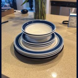 10-Piece Dish Set – Bowls & Plates (Great Condition)