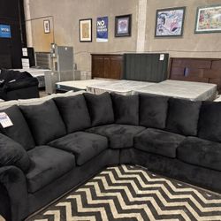 Black Sectional. 🚚WE DELIVER🚚