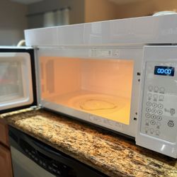 Microwave 1.6-cu ft 1000-Watt Over-the-Range (White) - Model #UMV1160CW3