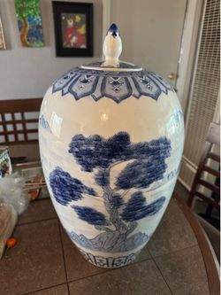 Stunning Chinese blue-and-white porcelain ginger jar - $250 OBO
