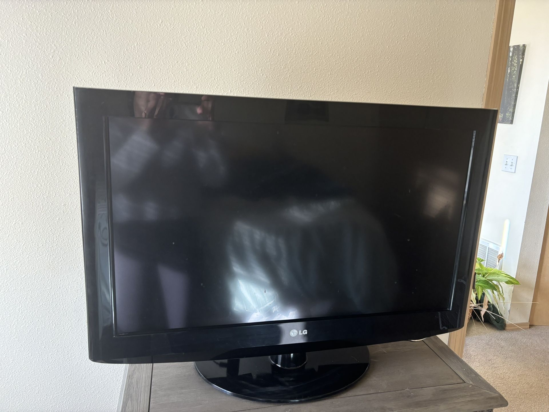 Cute Small Bedroom Tv With Roku