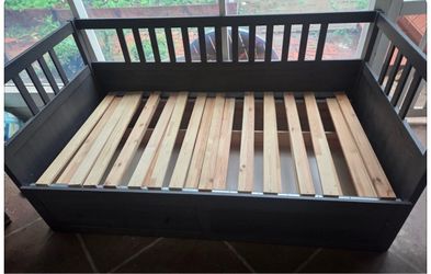 Day bed/twin/king frame