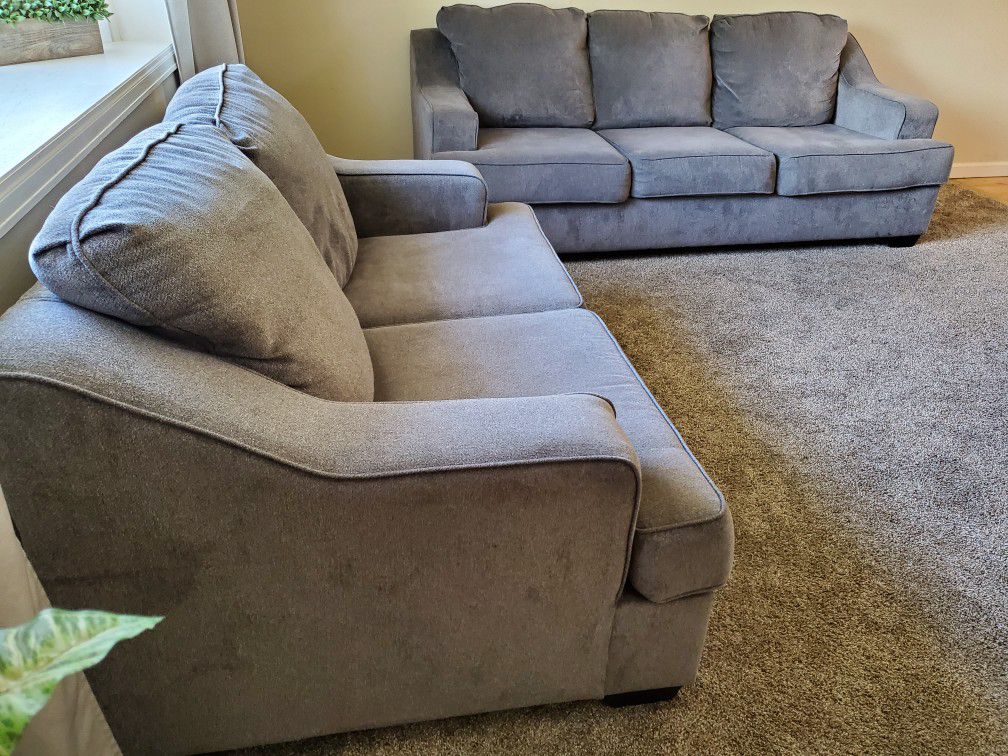 Nice couches in very good shape. 2PC.