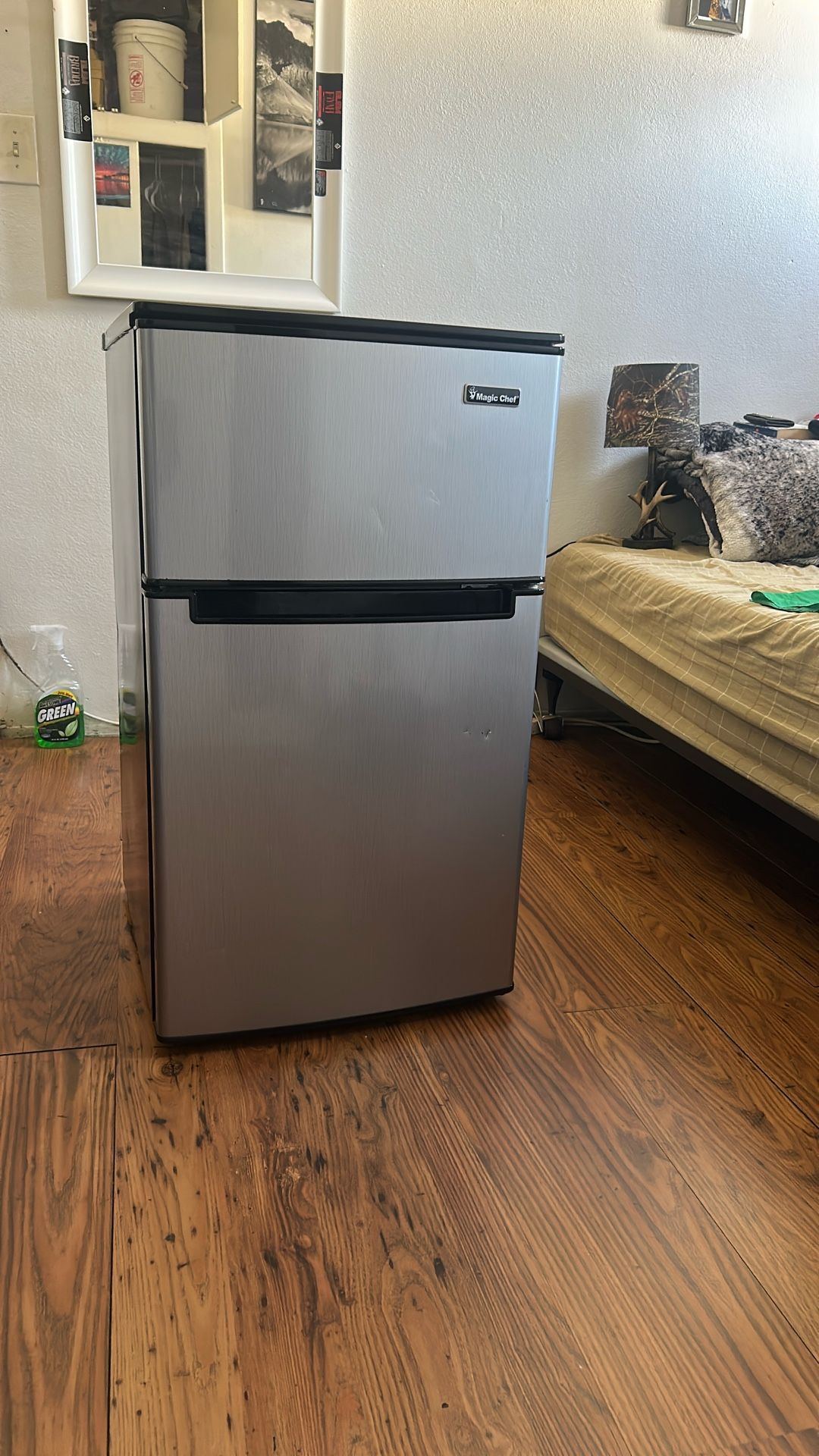 Mini fridge. (Magic chef)