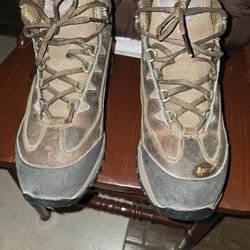 Sketchers women work boots steel toe, slip resistant. size 9 color: brown, Lace up. 

Pickup East side El Paso by Lee Trevino and Pelicano 

Botas 