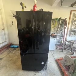 GE 27 cu. ft. French Door Refrigerator in Black with Internal Dispenser, ENERGY STAR - New